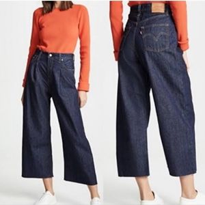 Levi's Ribcage Pleated Crops size 28